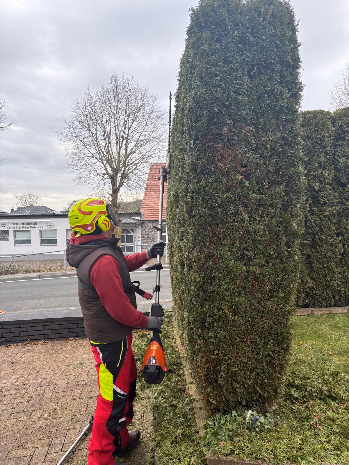 Mitarbeiter bei einer Pflegearbeit im Garten
